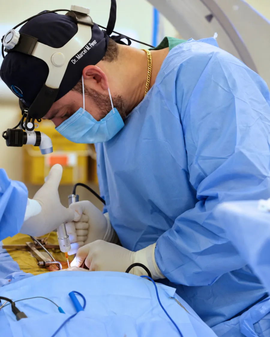 Dr. Marcel M. Peres em cirurgia endoscópica da coluna