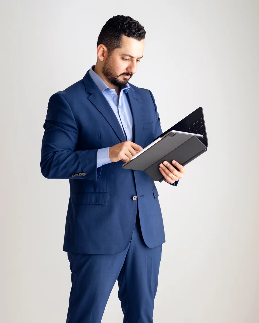 Dr. Marcel M. Peres analisando exames em um tablet